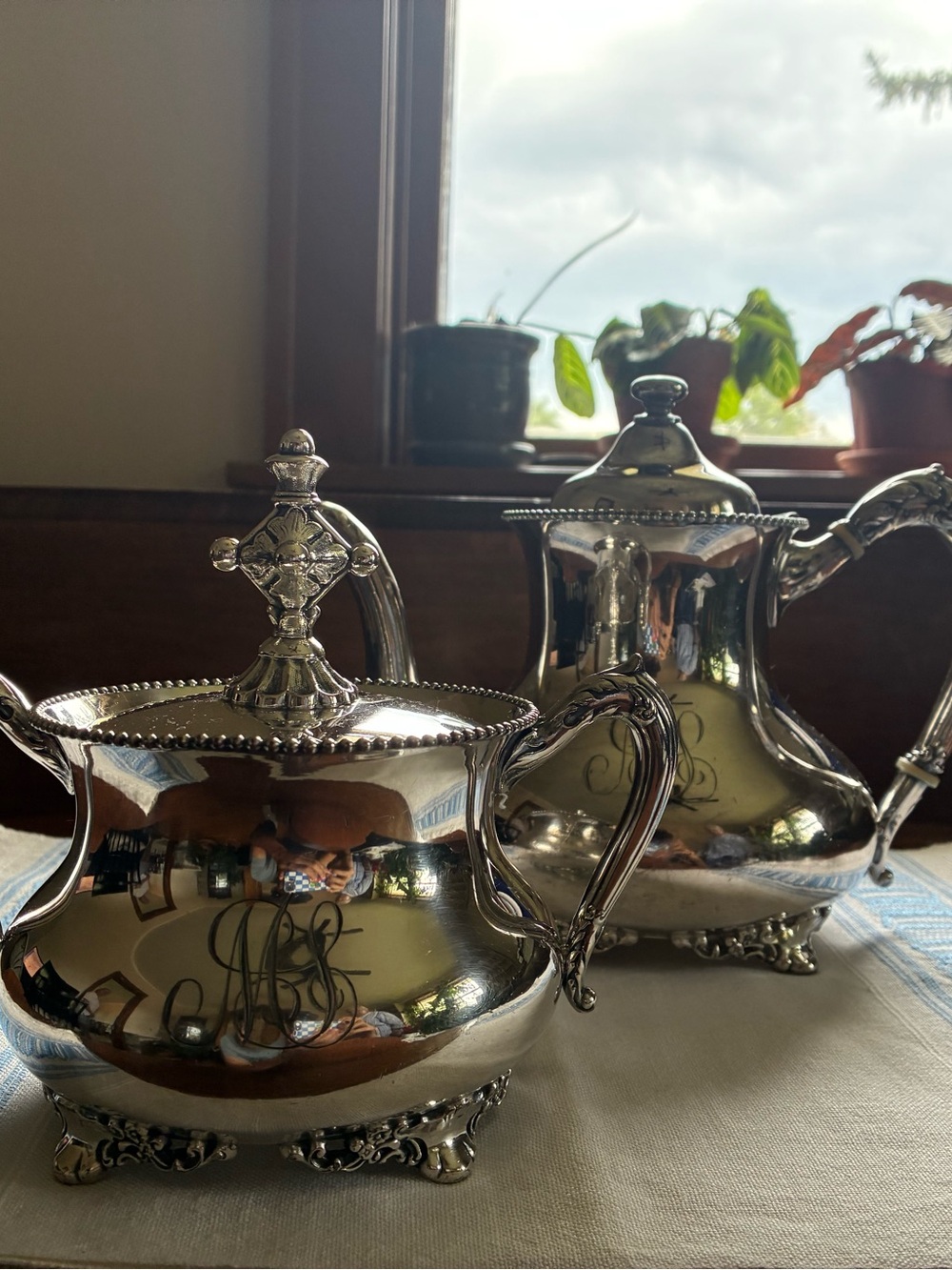 Silver-Plated Reed and Barton Tea set - Picture 2 of 3